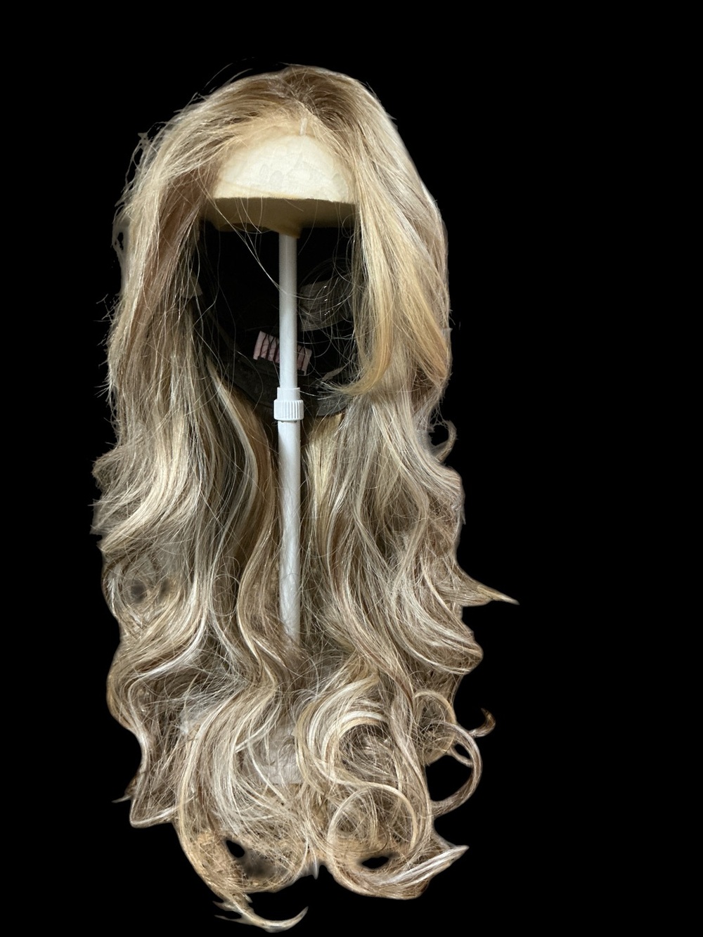 Chelsey Smith Crowns.nBlonde Long Wavy Women’s Wig - Stylish Natural-Look Hair